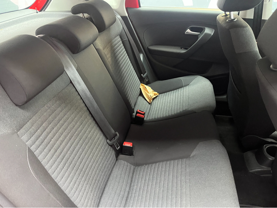 2014 Volkswagen Polo - image 11