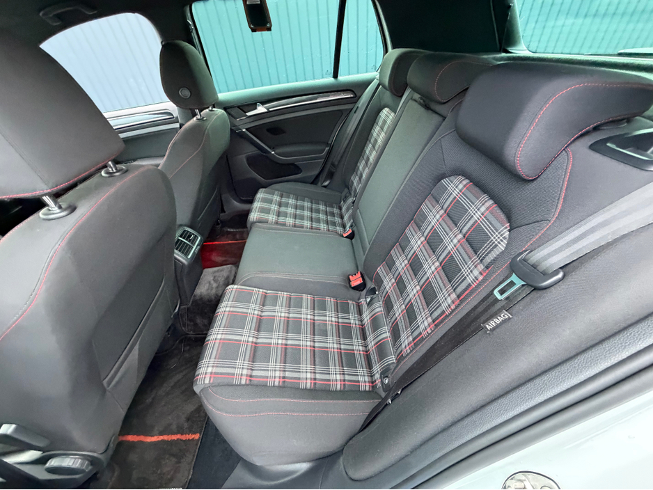 2017 Volkswagen Golf - image 34