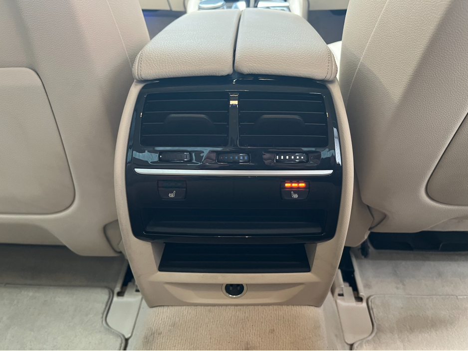 2017 BMW 5 Series - image 16