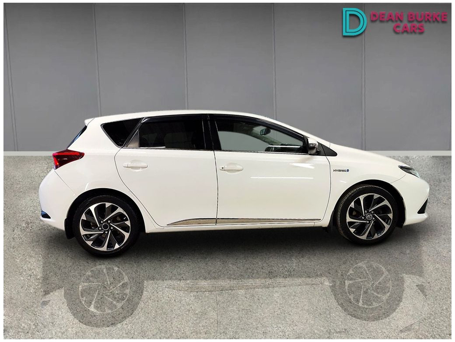 2016 Toyota Auris - image 6