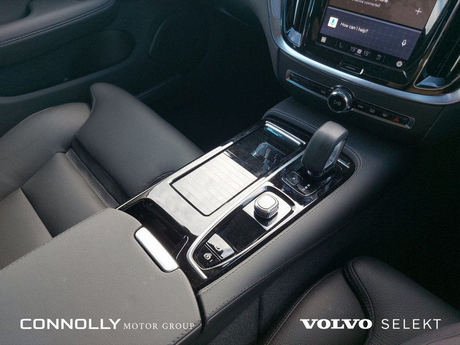 2025 Volvo V60 - image 18