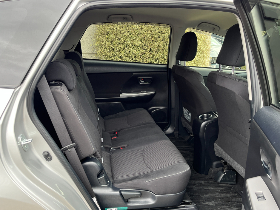 2019 Toyota Prius+ - image 11