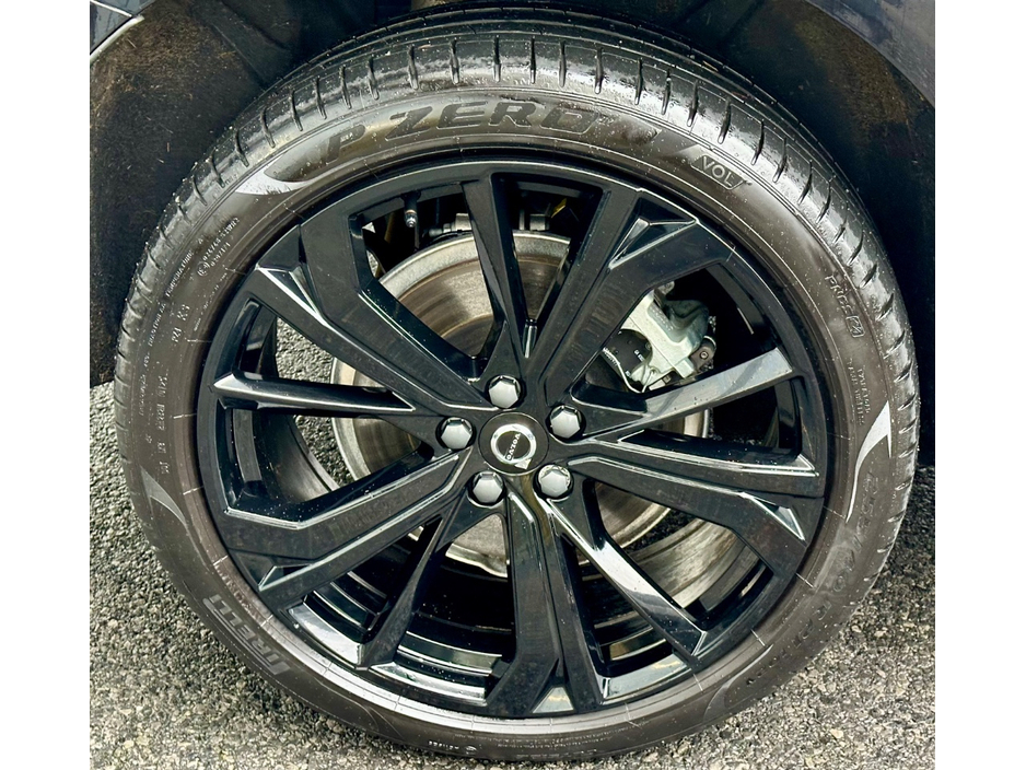 2025 Volvo XC60 - image 25