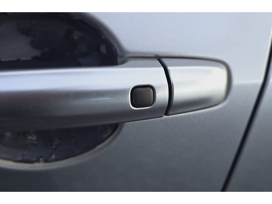 2013 Suzuki Swift - image 11