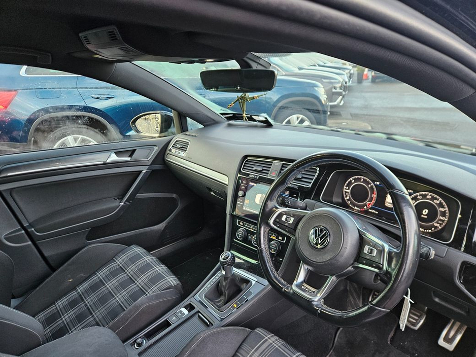 2018 Volkswagen Golf - image 2