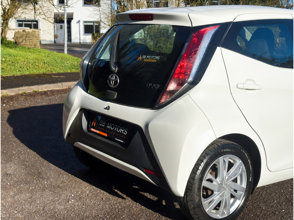 2016 Toyota Aygo - image 10