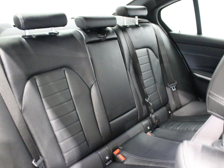 2019 BMW 3 Series - image 24