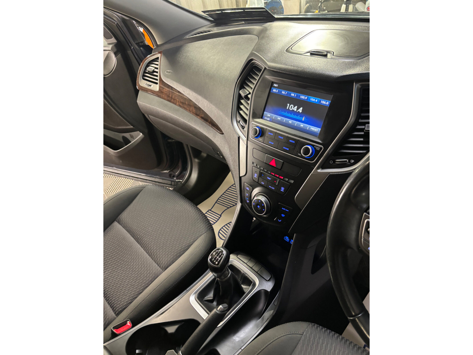 2017 Hyundai Santa Fe - image 10