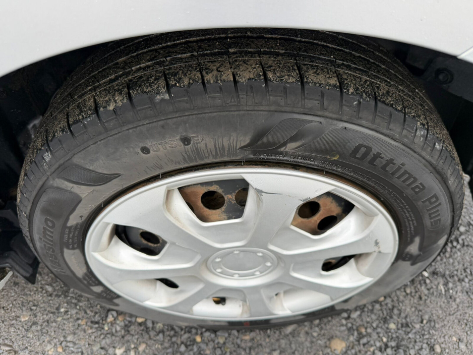 2013 Honda Insight - image 9