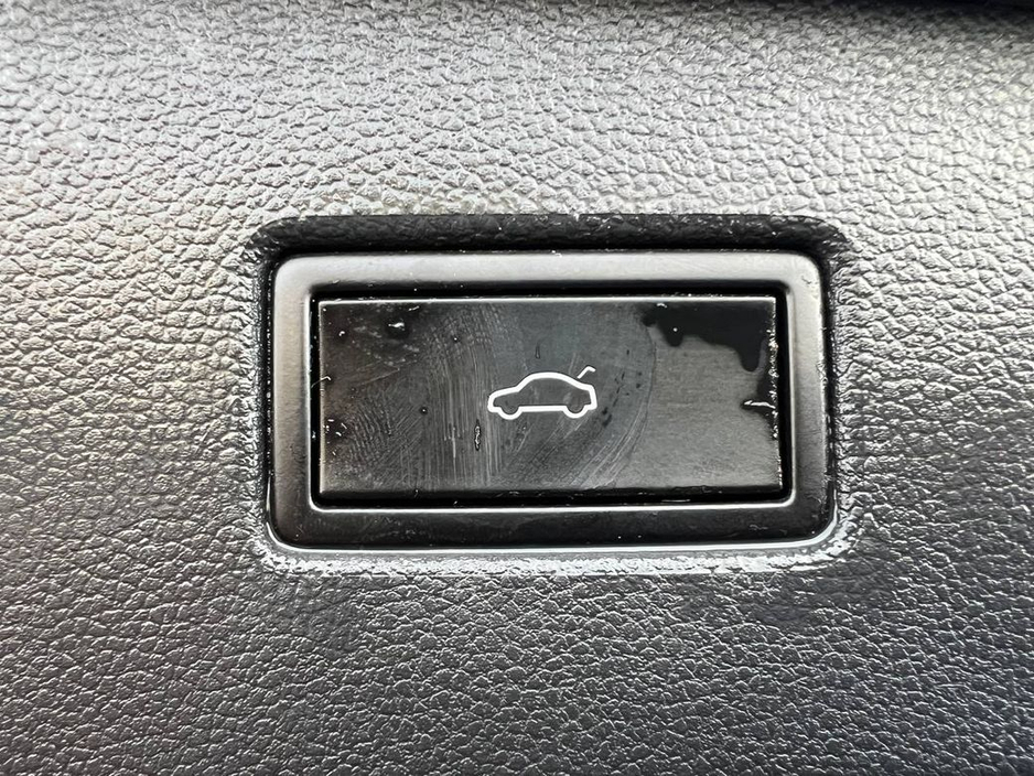 2020 Volkswagen Tiguan R-LINE 2.0 TDI // OPENING PAN ROOF // 19" R-LINE ALLOYS // HEATED R-LINE LEATHER SEATS // 360 PARKING SENSORS €28,900