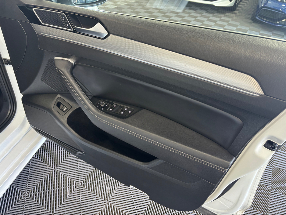 2016 Volkswagen Passat - image 8