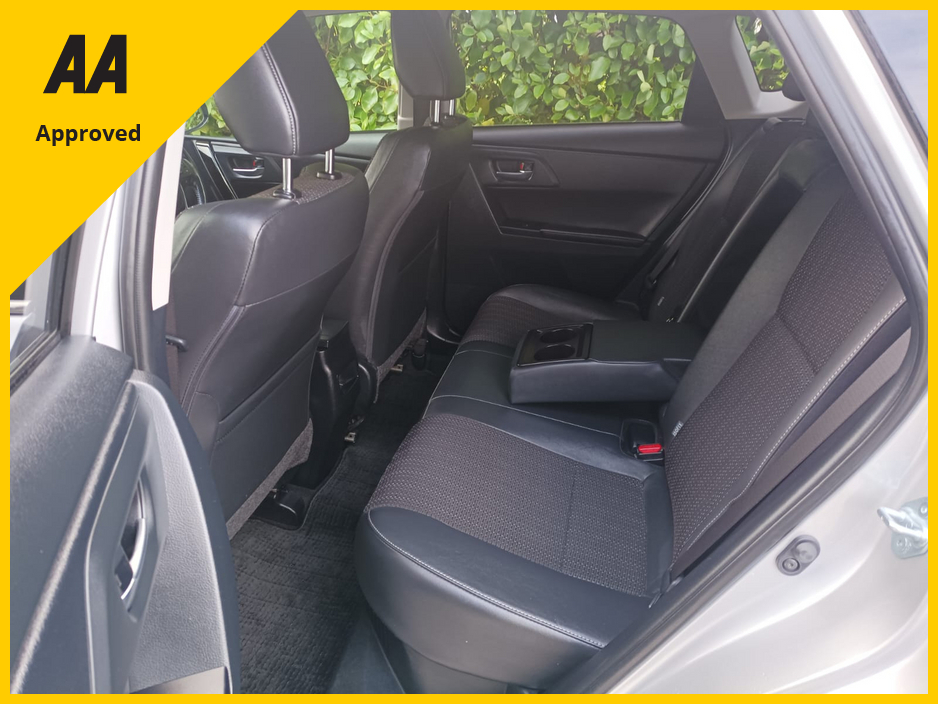 2016 Toyota Auris 1.8 PETROL HYBRID HALF LEATHER INTERIOR IMMACULATE INSIDE WITH ONLY 27,404kms COMPREHENSIVE SERVICE HISTORY (10 STAMPS) REVERSE CAMERA TOUCH SCREEN RADIO APPLE CARPLAY&ANDROIDAUTO FACTORY IMMOBILISER €16,795