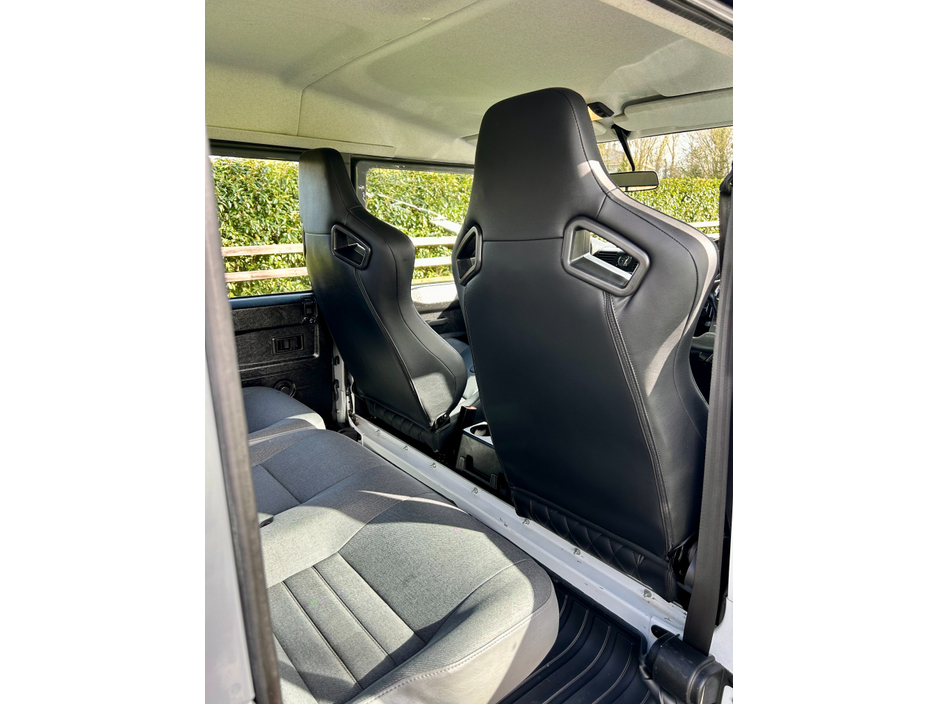 2017 Land Rover Defender - image 16