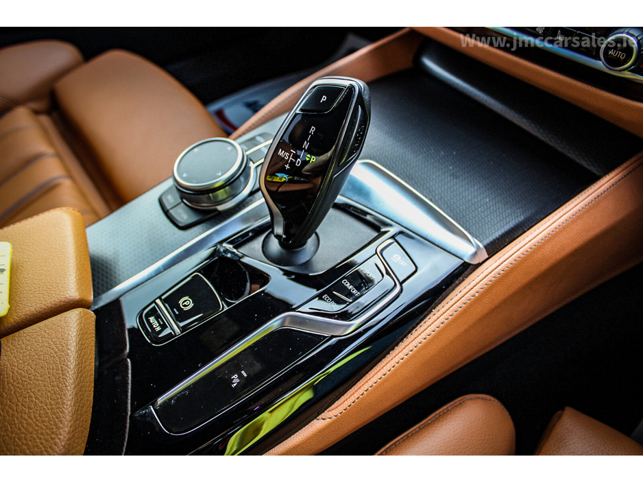 2021 BMW 5 Series - image 22