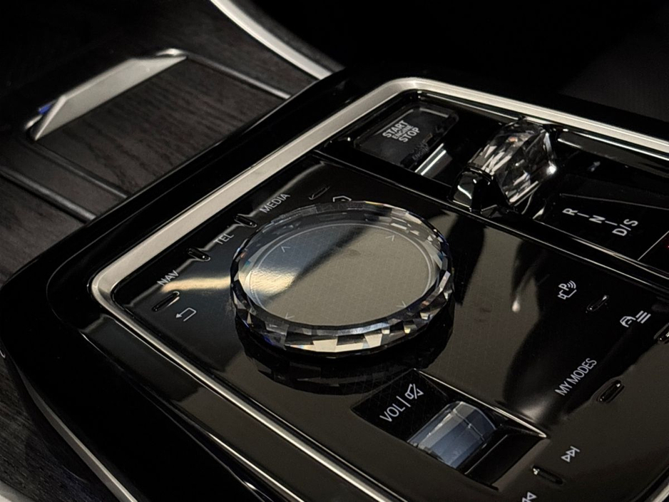 2024 BMW 7 Series - image 32