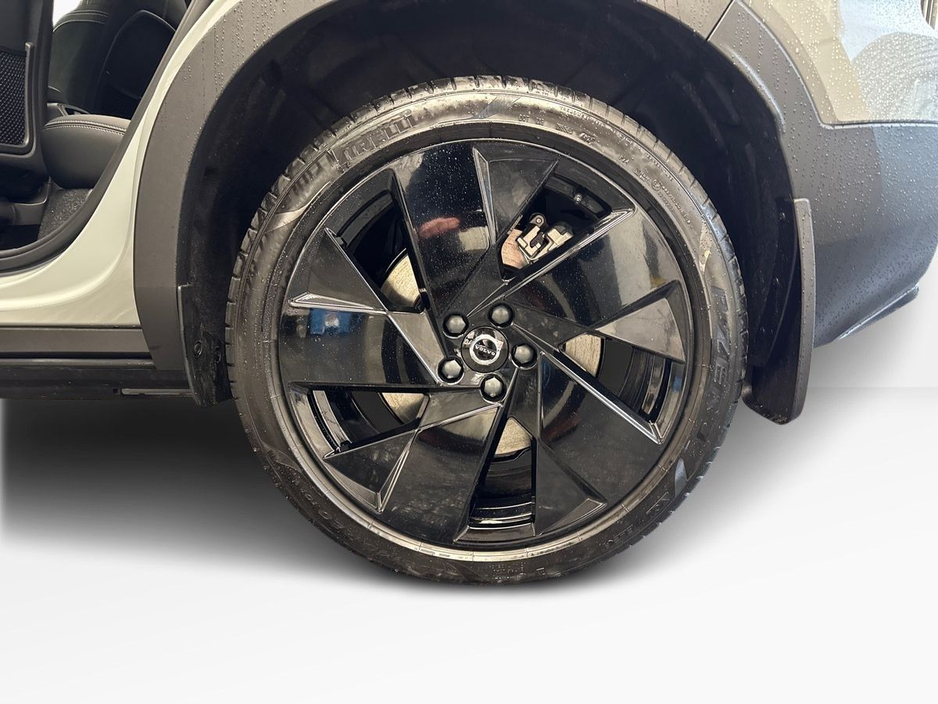 2026 Volvo EX40 - image 5