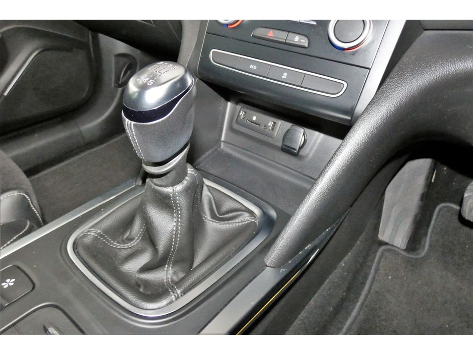 2017 Renault Megane - image 23