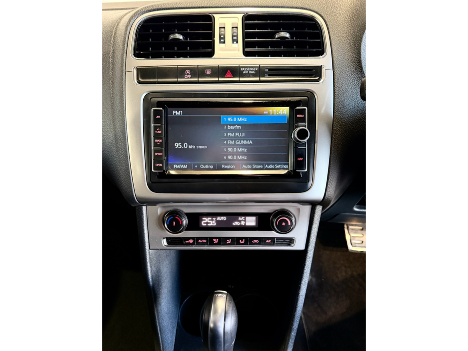 2017 Volkswagen Polo - image 12