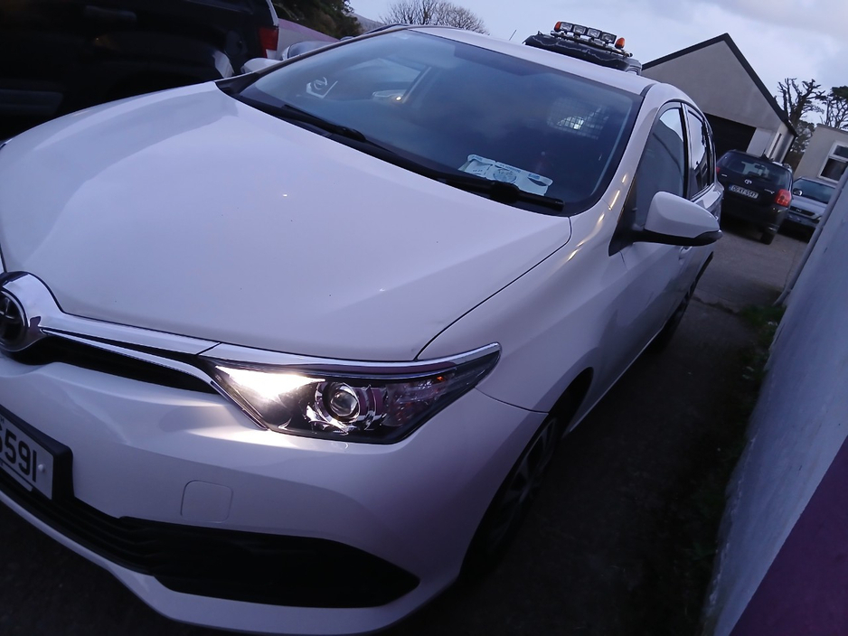 2017 Toyota Auris - image 4