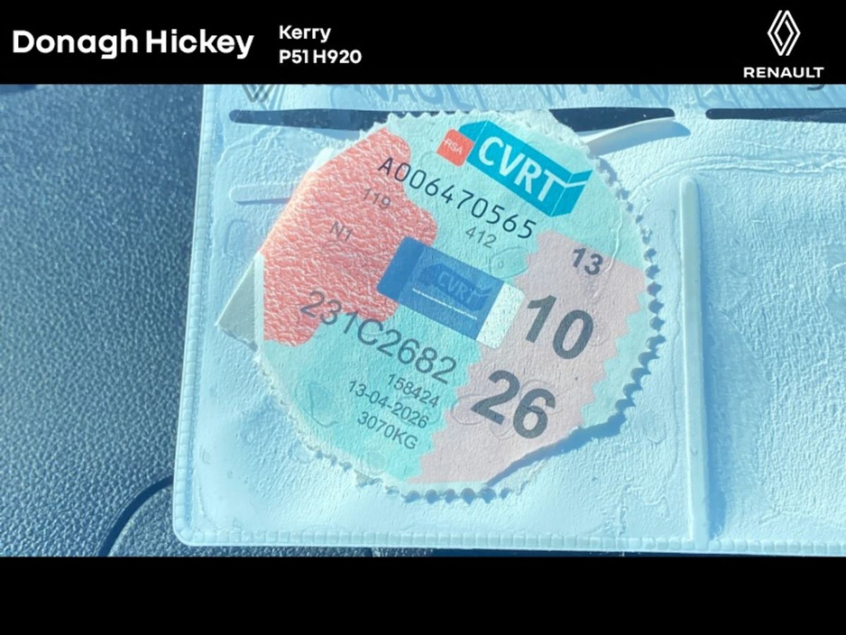 2023 Renault Trafic - image 10