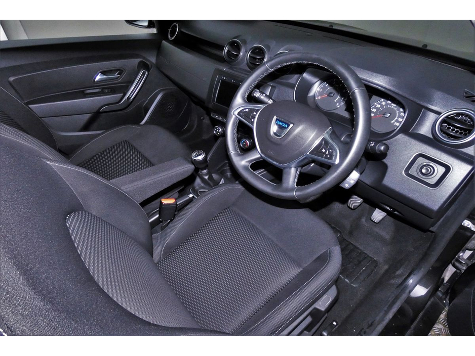 2020 Dacia Duster - image 13