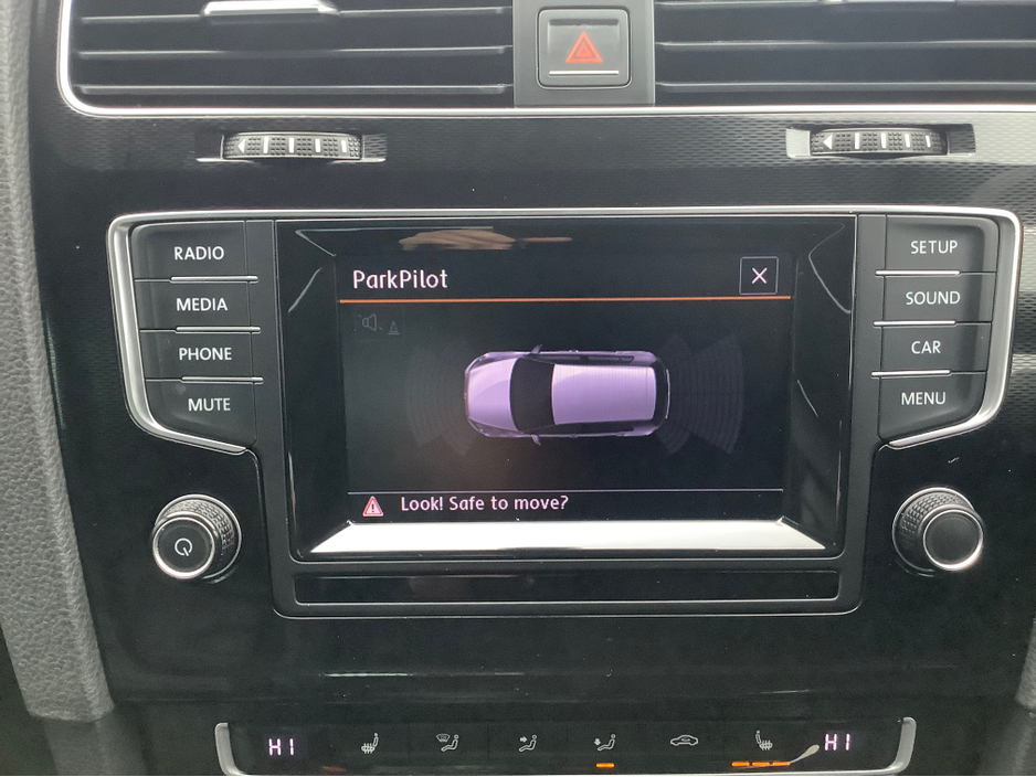 2014 Volkswagen Golf - image 24