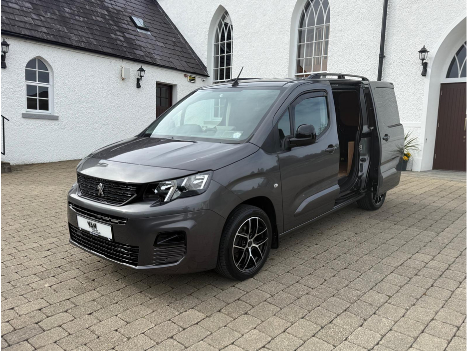 2022 Peugeot Partner - image 9