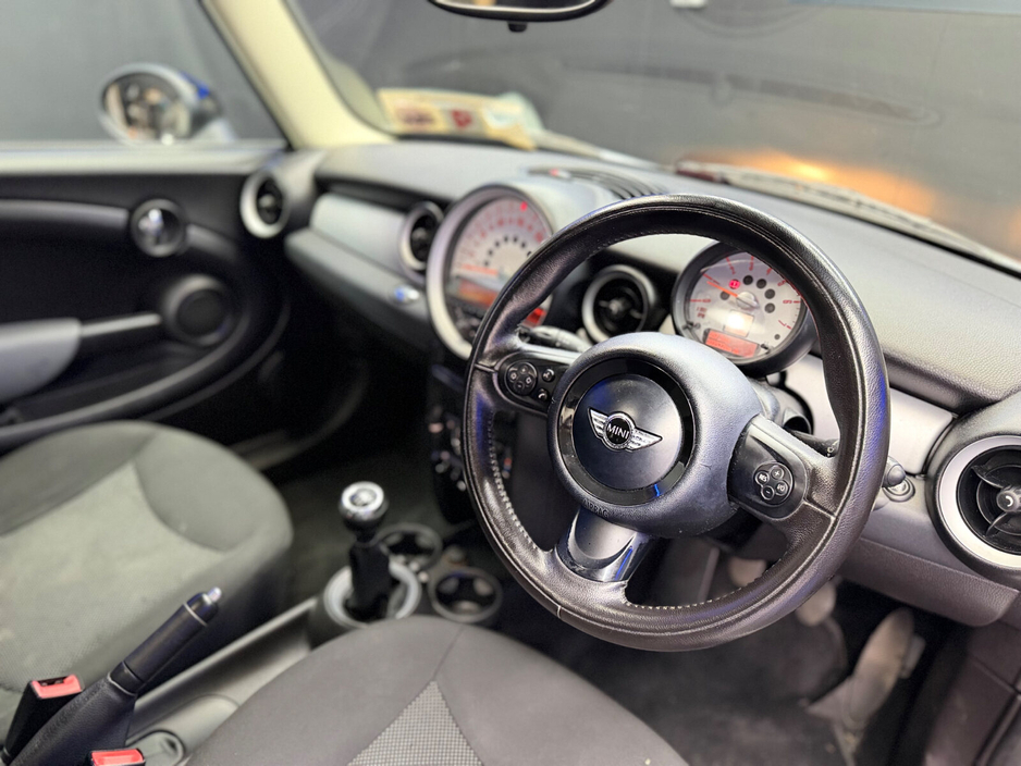2012 MINI Hatch - image 16