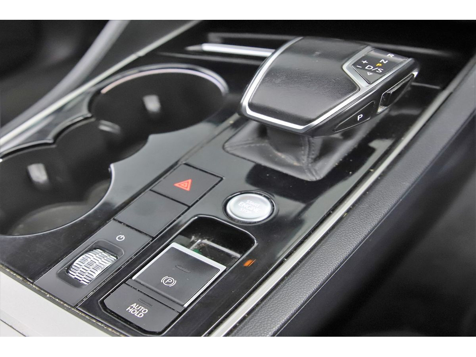 2019 Volkswagen Touareg - image 17