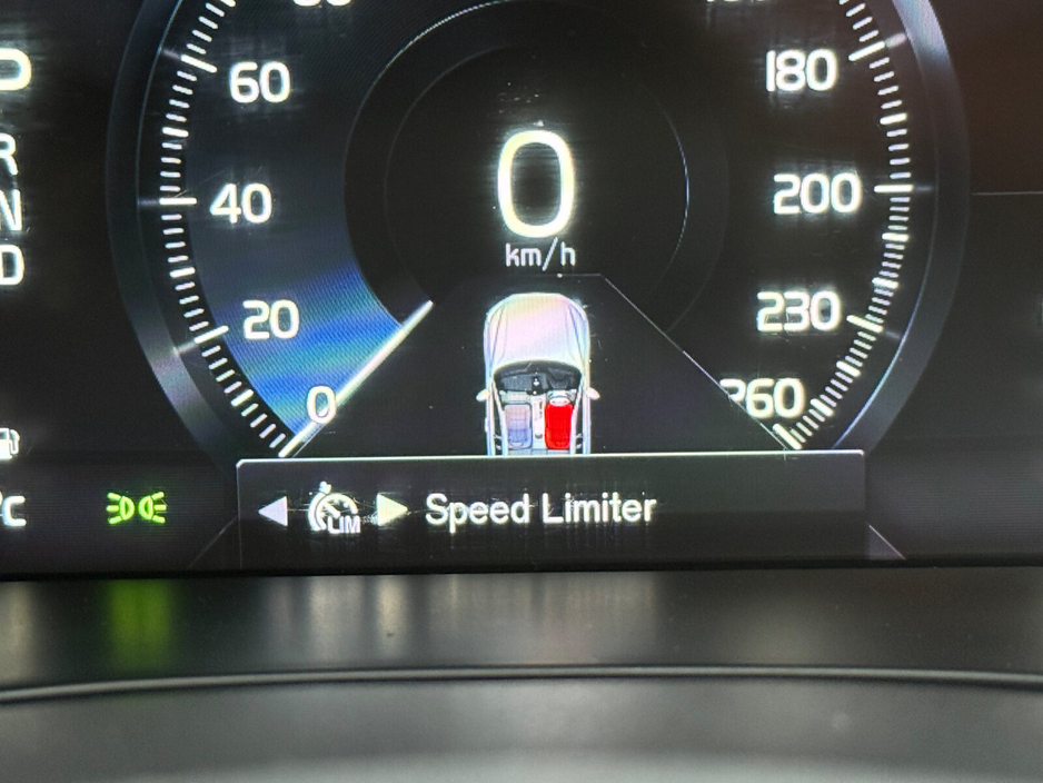 2018 Volvo XC60 - image 22