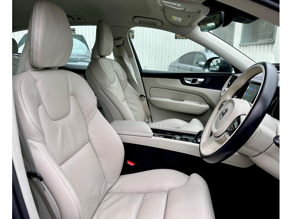 2022 Volvo XC60 - image 22