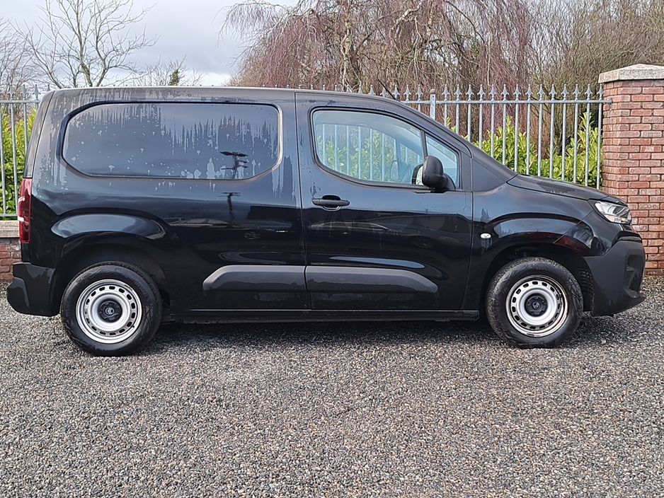 2024 Citroen Berlingo Enterprise Blue 1.5 Diesel Panel van only 22,000 Kms Vat invoice available. €21,750