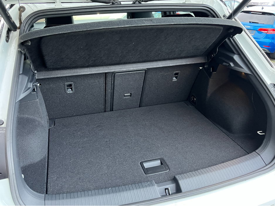 2023 Volkswagen T-Roc R-LINE AUTOMATIC 2.0 DIESEL //HALF LEATHER HEATED SEATS//REVERSE CAMERA//ADAPTIVE CRUISE CONTROL//KEYLESS ENTRY// €31,950