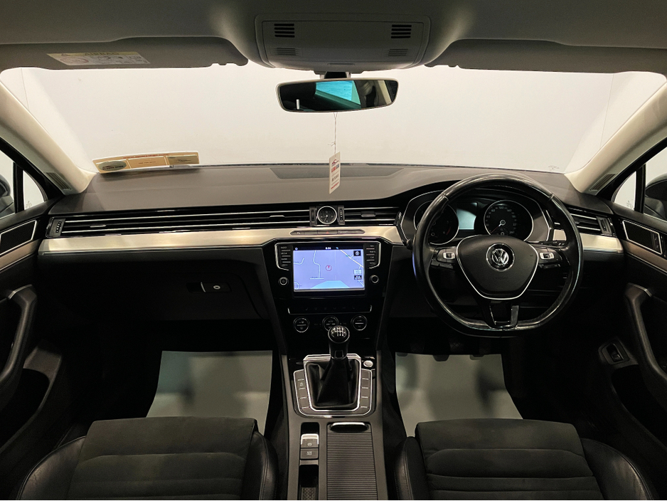 2015 Volkswagen Passat - image 4