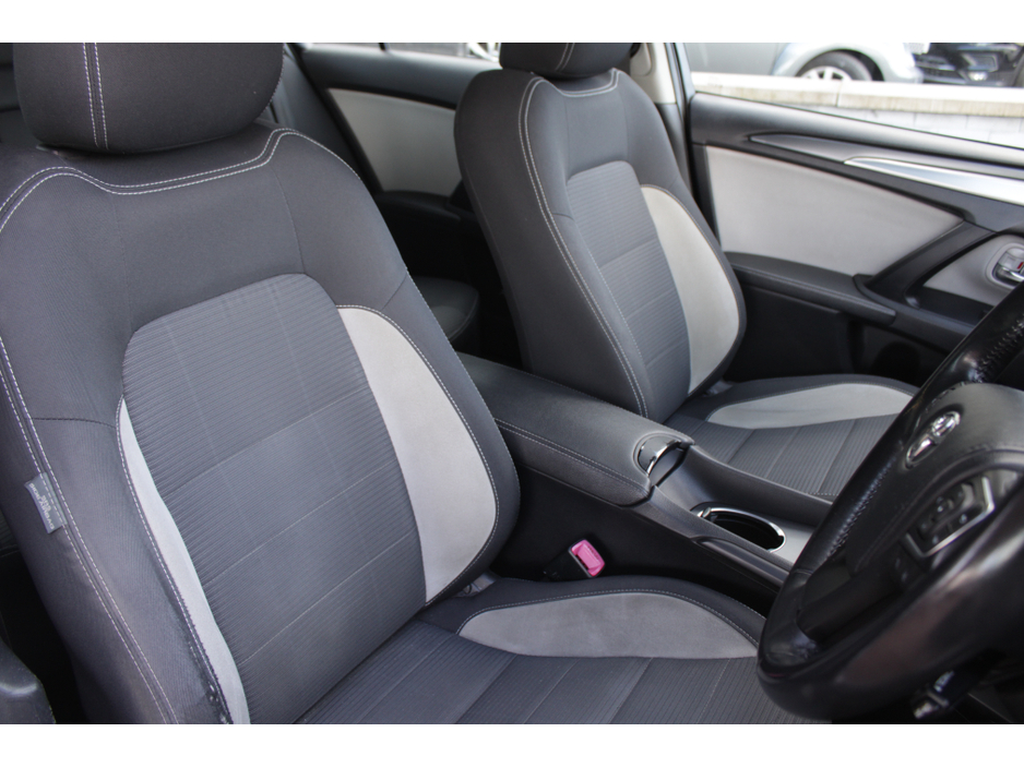 2015 Toyota Avensis - image 11