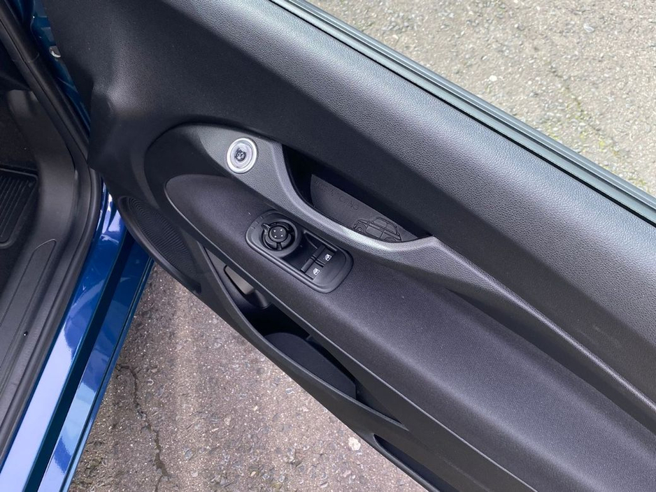 2025 Fiat 500e - image 12