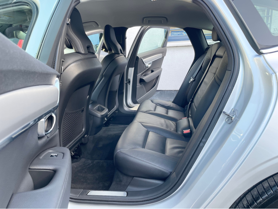 2020 Volvo S90 - image 34