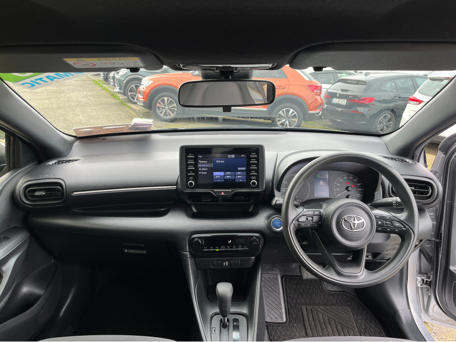 2022 Toyota Yaris - image 13