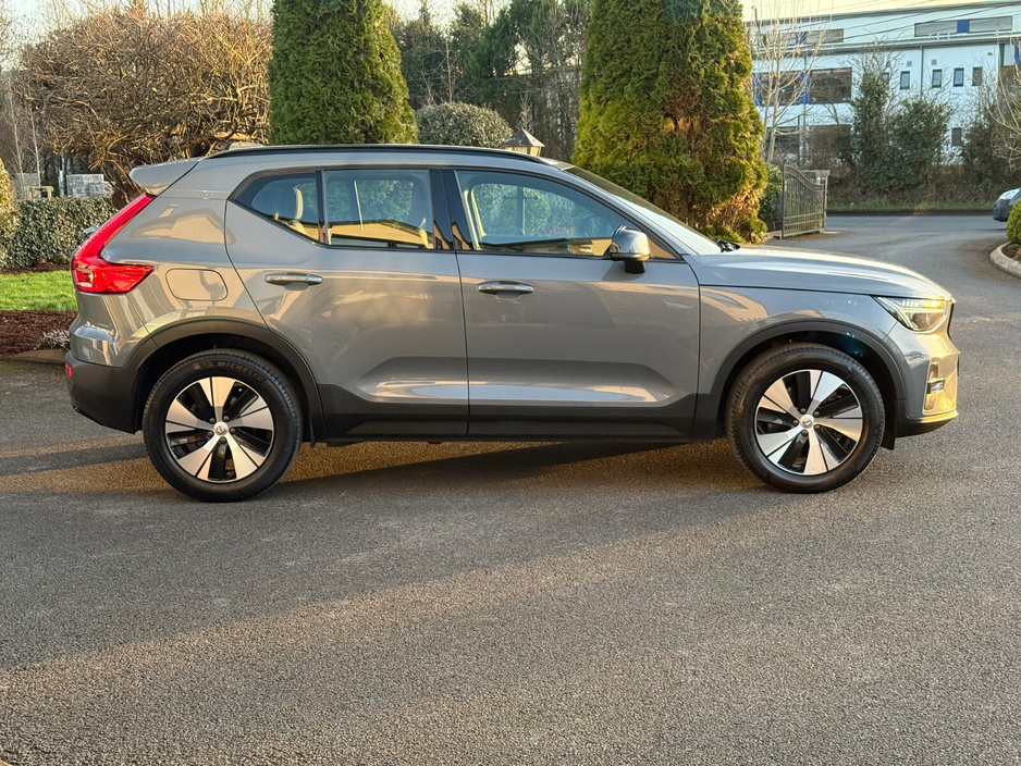 2023 Volvo XC40 - image 8