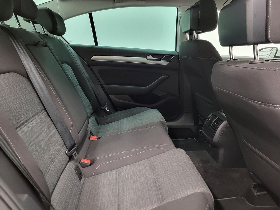 2021 Volkswagen Passat - image 11