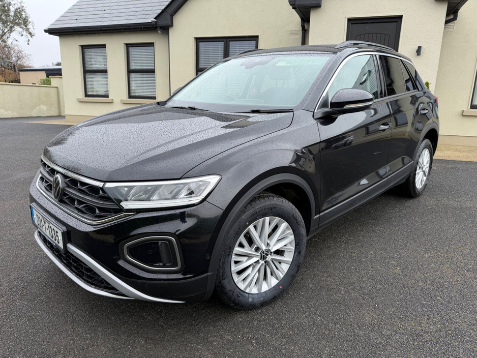 2023 Volkswagen T-Roc - image 2