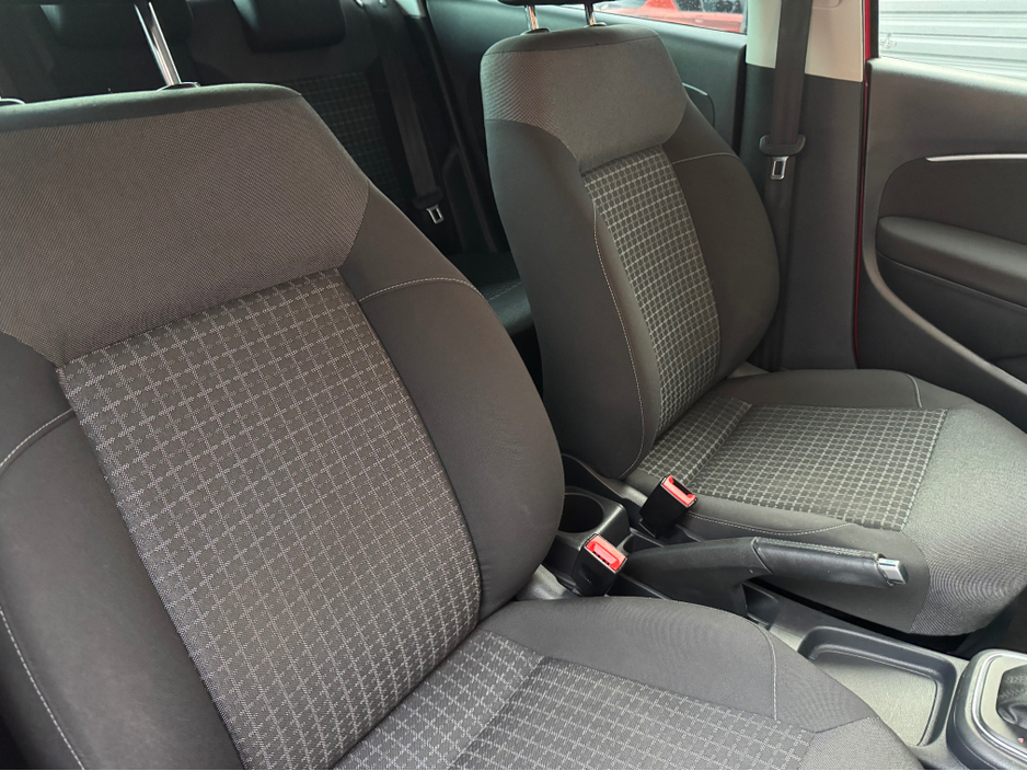 2015 Volkswagen Polo - image 12