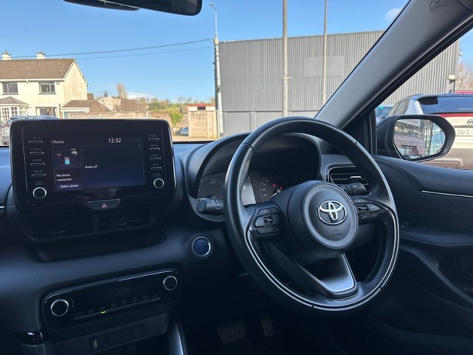 2024 Toyota Yaris - image 9
