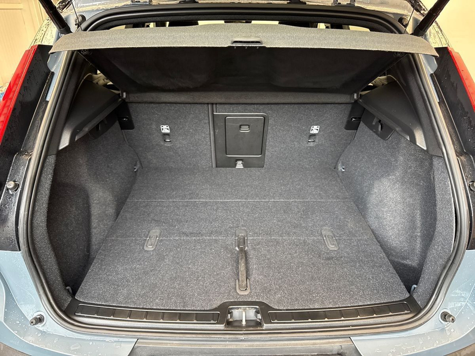 2023 Volvo XC40 - image 9