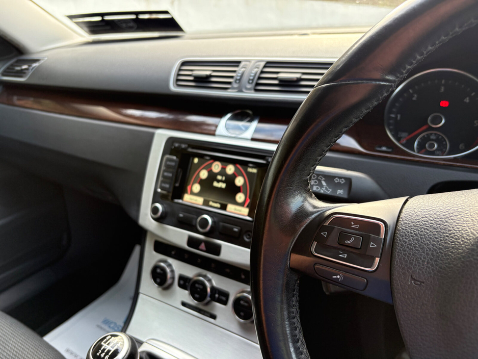 2012 Volkswagen Passat - image 13