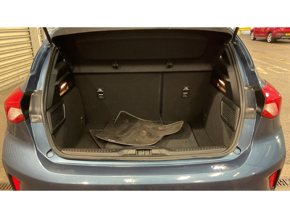 2019 Ford Focus - image 11