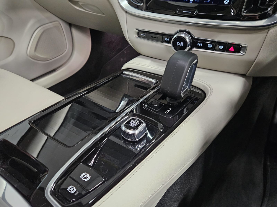 2022 Volvo V60 PHEV T8 (455hp) Ultimate Dark AWD €27,950