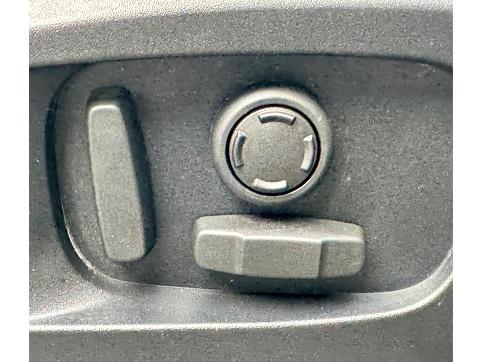 2023 Land Rover Defender - image 9