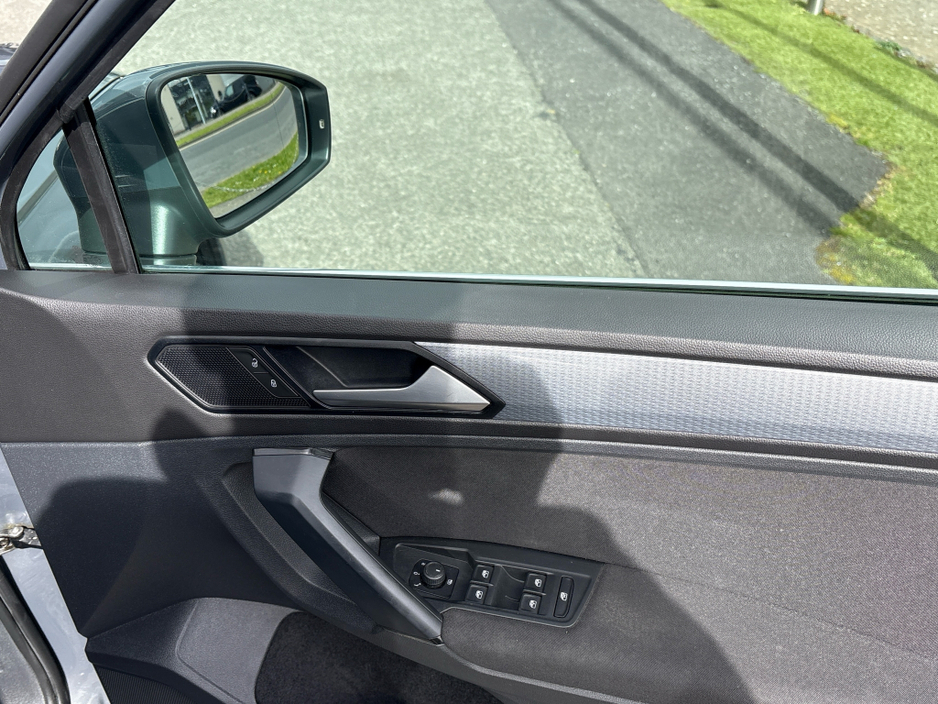 2021 Volkswagen Tiguan - image 11