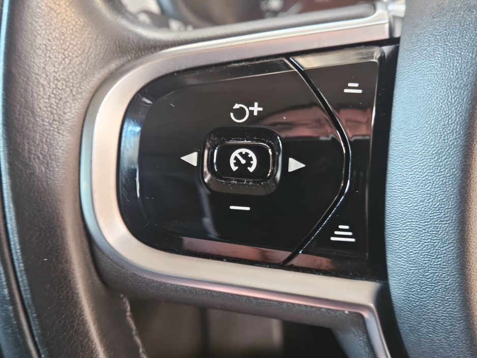 2019 Volvo S90 - image 9